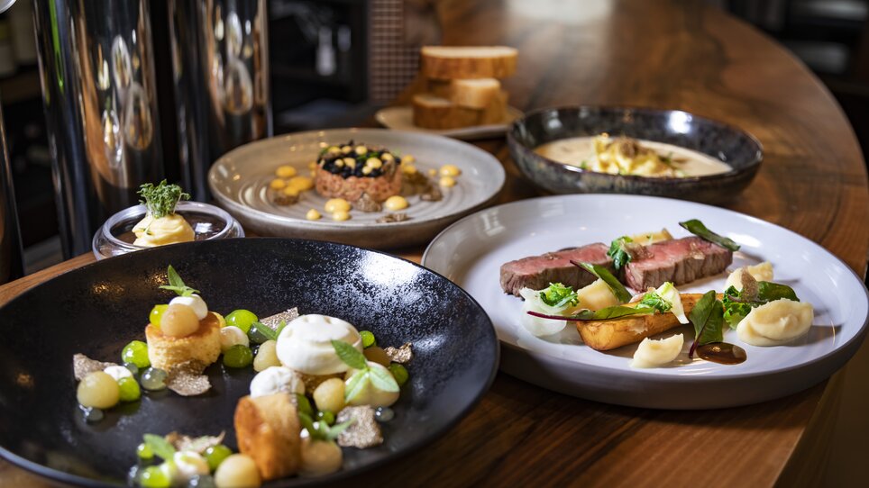 A variety of skilfully prepared dishes with truffles, including desserts and meat dishes. | © Graz Tourismus - Werner Krug