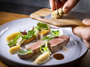 A dish with truffle, beef, and fresh herbs. | © Graz Tourismus - Werner Krug