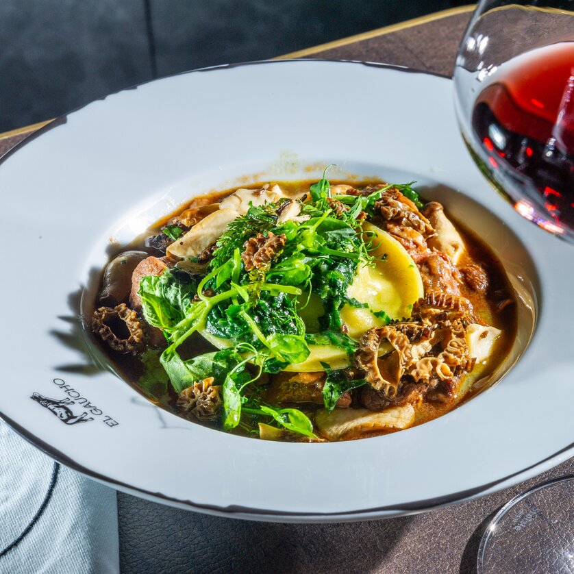 Trüffelfestival in der GenussHauptstadt Graz I el Gaucho im Landhaus | © Paul Stajan Ein Teller mit Pasta, Trüffeln und frischen Kräutern, serviert mit einem Glas Rotwein. | © Paul Stajan