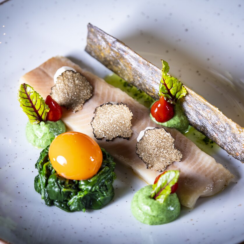 Trüffelfestival in der GenussHauptstadt Graz I Restaurant Florian im Parkhotel Graz | © Graz Tourismus - Werner Krug Ein delikates Trüffelgericht mit Fischfilet, Spinat, Eigelb und Trüffelscheiben. | © Graz Tourismus - Werner Krug