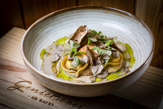 A plate of ravioli topped with truffles and herbs in an elegant bowl. | © Graz Tourismus - Werner Krug
