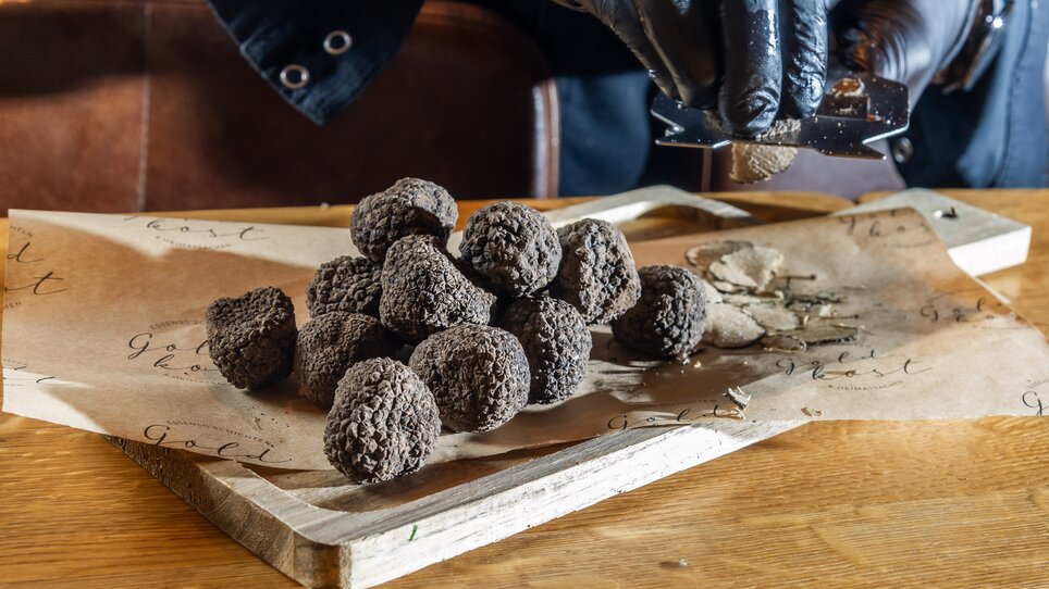 Ein Stapel von frischen Trüffeln wird vorbereitet und gerieben. | © Paul Stajan
