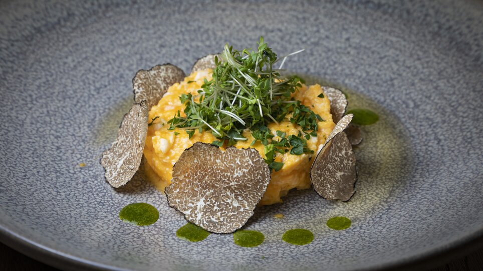 A fine dish with truffles, herbs, and cream on an elegant plate. | © Graz Tourismus - Werner Krug