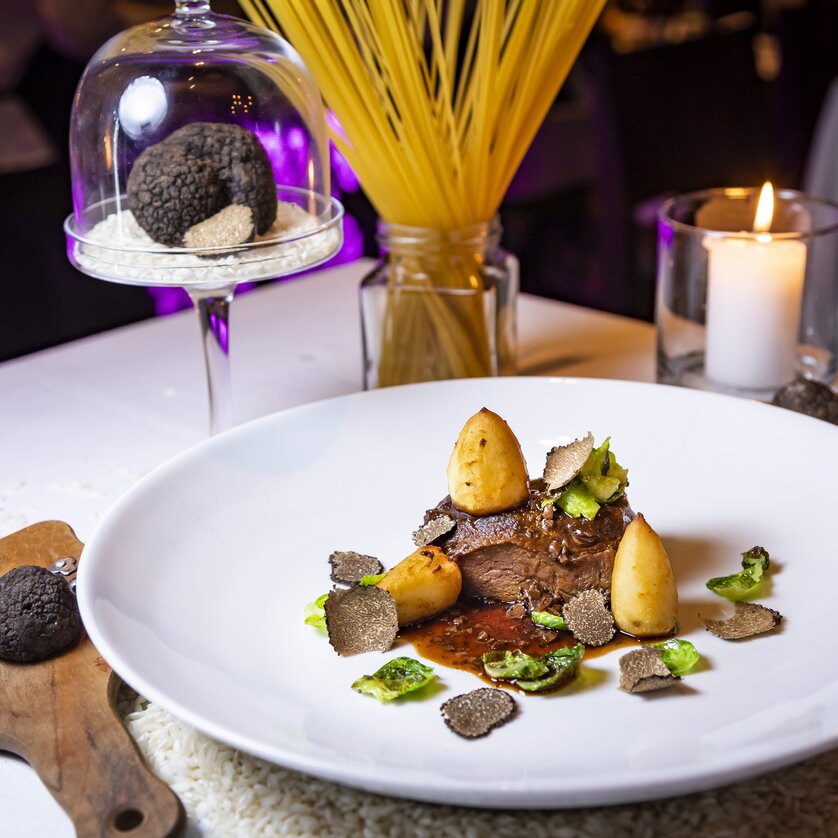 Ein hochwertiges Gericht mit Trüffel, Fleisch und Beilagen auf einem eleganten Teller. | © Werner Krug