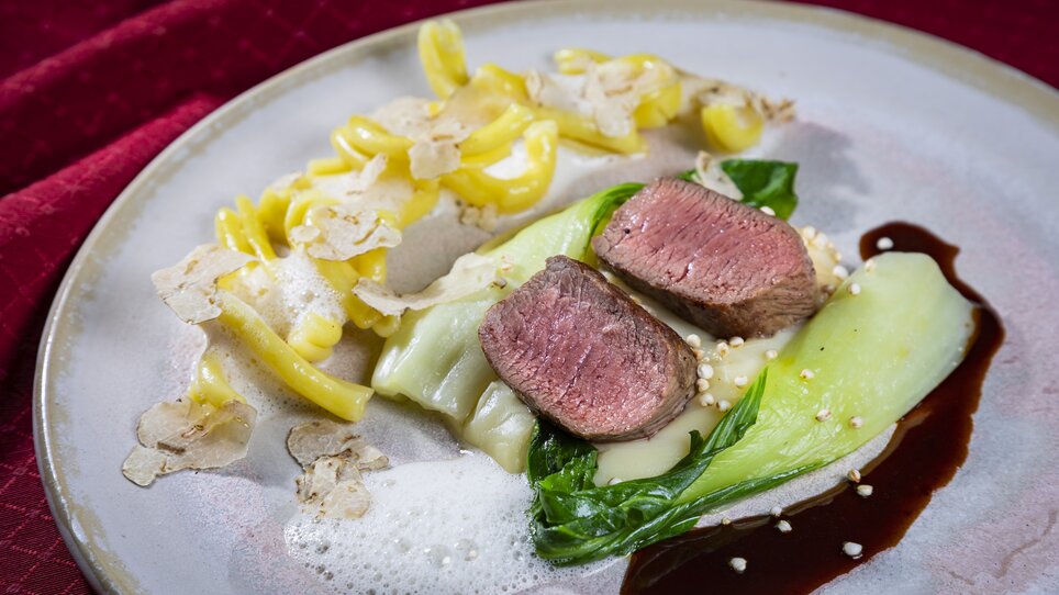 Un piatto gourmet con filetto di manzo, verdure e pasta. | © Graz Tourismus - Werner Krug