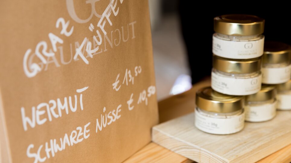 A truffle market featuring products and prices in Graz. | © Graz Tourismus - Harry Schiffer