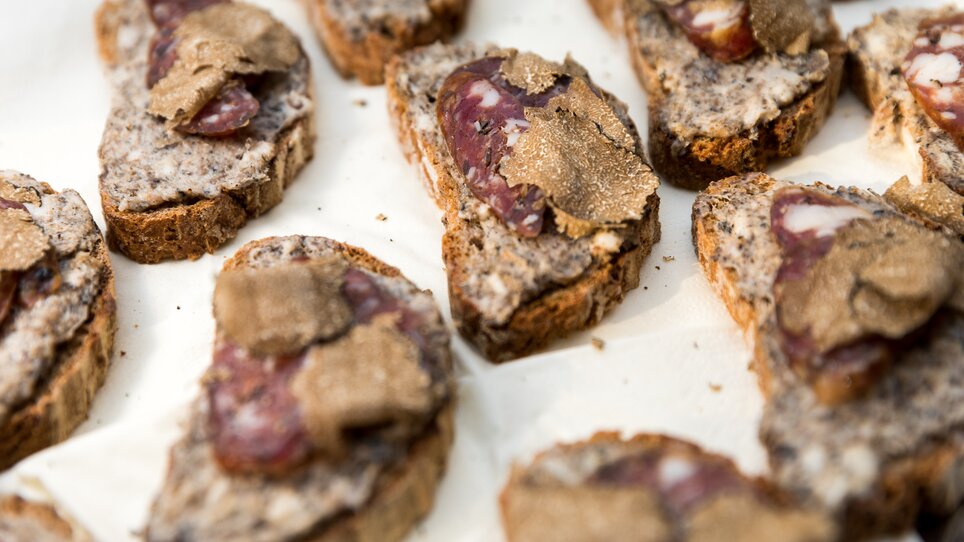 Bread topped with salami and truffles, displayed at a festival. | © Graz Tourismus - Harry Schiffer