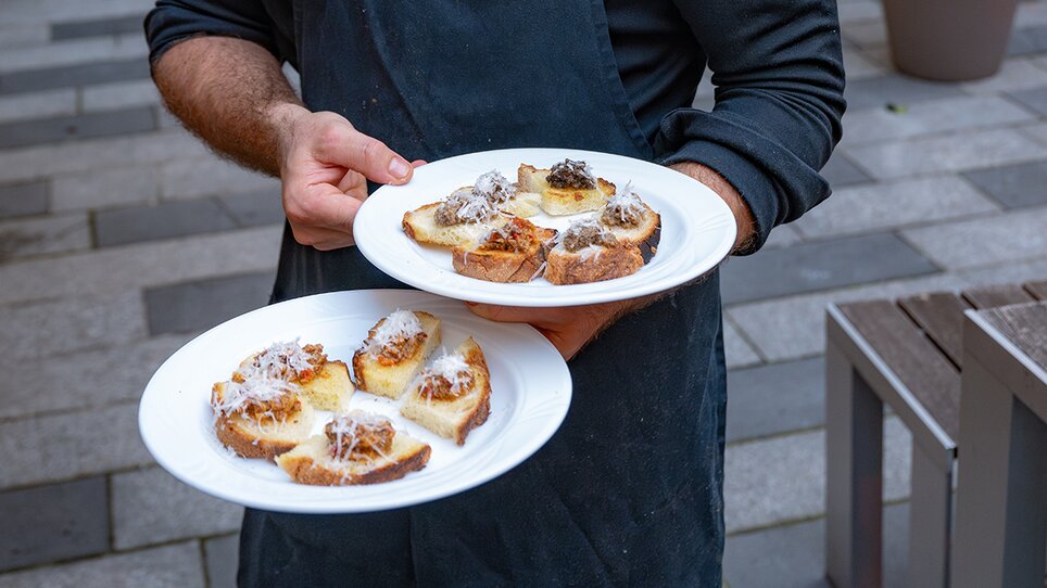 A chef presents truffle dishes on plates in Graz. | © 5komma5sinne - Rene Strasser