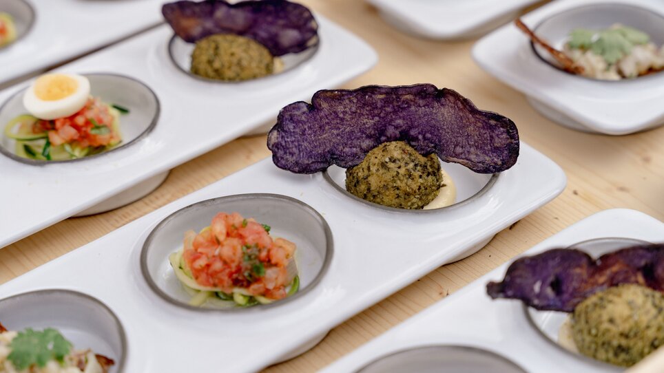 Eine Auswahl an stilvoll angerichteten Vorspeisen mit verschiedenen Komponenten. | © Region Graz - www