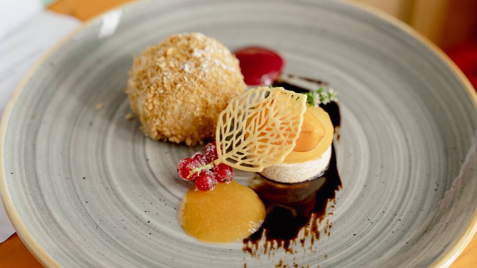 Ein modernes Dessert mit einer knusprigen Schicht, Fruchtsoßen und Dekoration. | © Region Graz - www