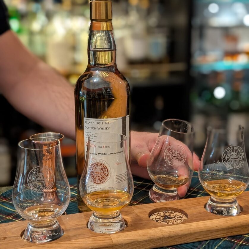 A bottle of Islay single malt whisky with tasting glasses. | © The Islay Whisky Chapter Austria