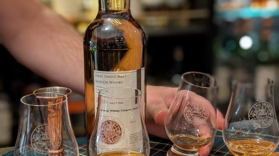Eine Flasche Islay Single Malt Whisky mit Verkostungsgläsern. | © The Islay Whisky Chapter Austria