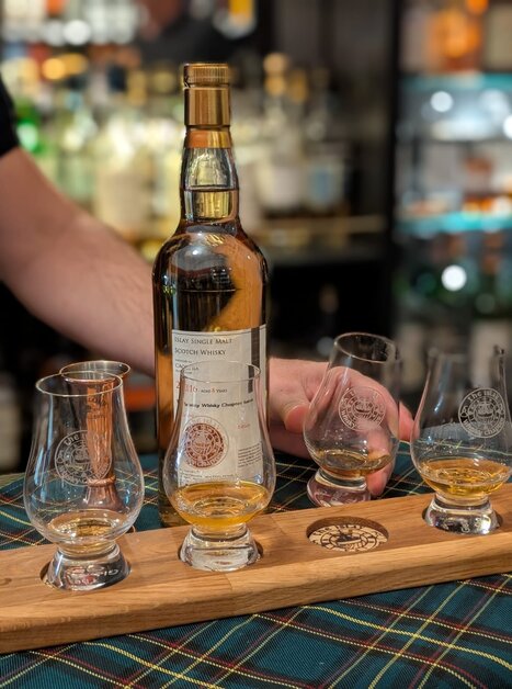 A bottle of Islay single malt whisky with tasting glasses. | © The Islay Whisky Chapter Austria