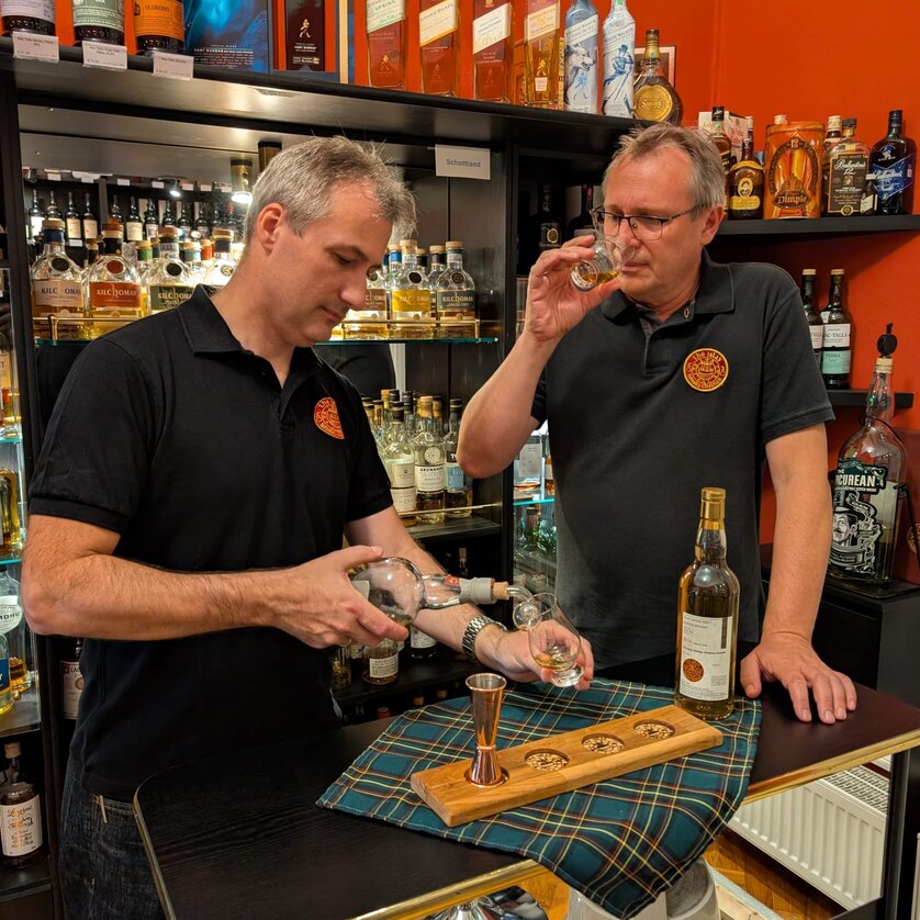 Two men enjoying a whiskey tasting in a liquors shop. | © The Islay Whisky Chapter Austria