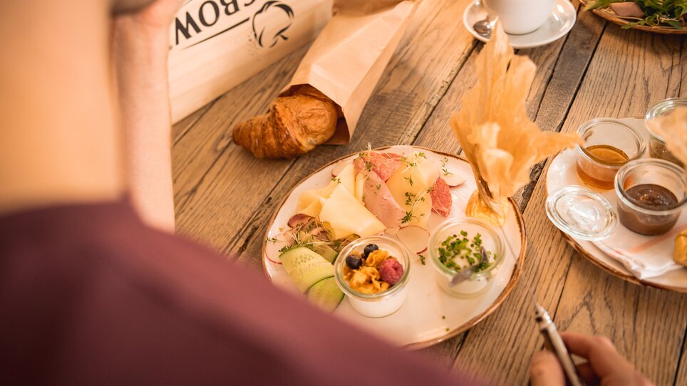 A beautifully arranged snack plate with cheese, cold cuts, yogurt, and a croissant. | © Kunsthaus Graz