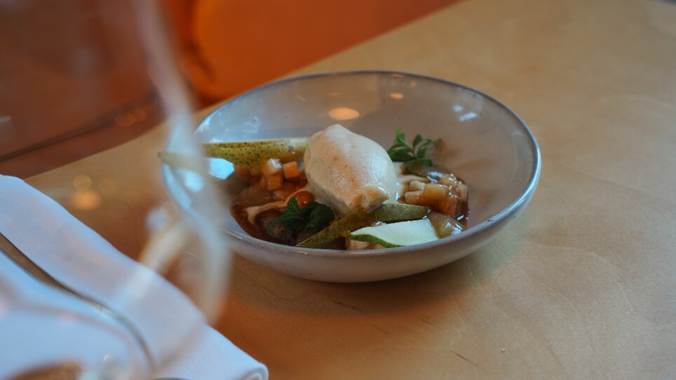 Ein Kunstwerk aus Speisen in einer Schüssel auf einem Tisch. | © Julia Riedesser - 1000things