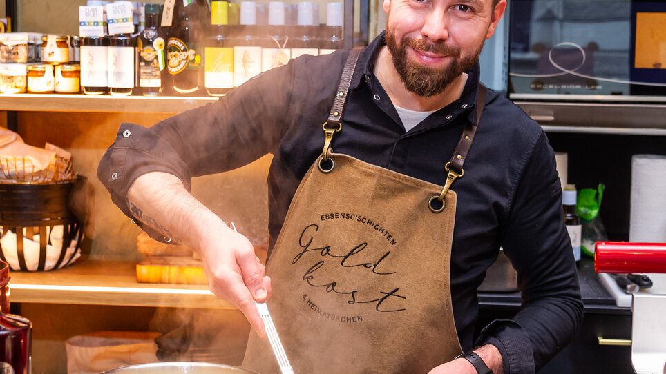 Un cuoco prepara pasta nella cucina di Goldkost a Graz. | © Paul Stajan