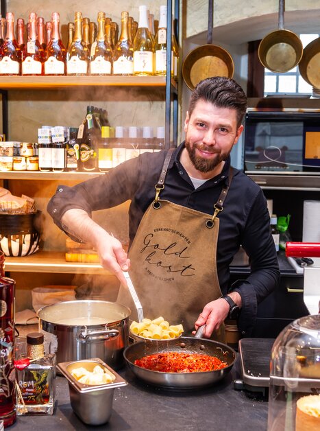 Ein Koch bereitet Pasta in der Goldkost-Küche in Graz zu. | © Paul Stajan