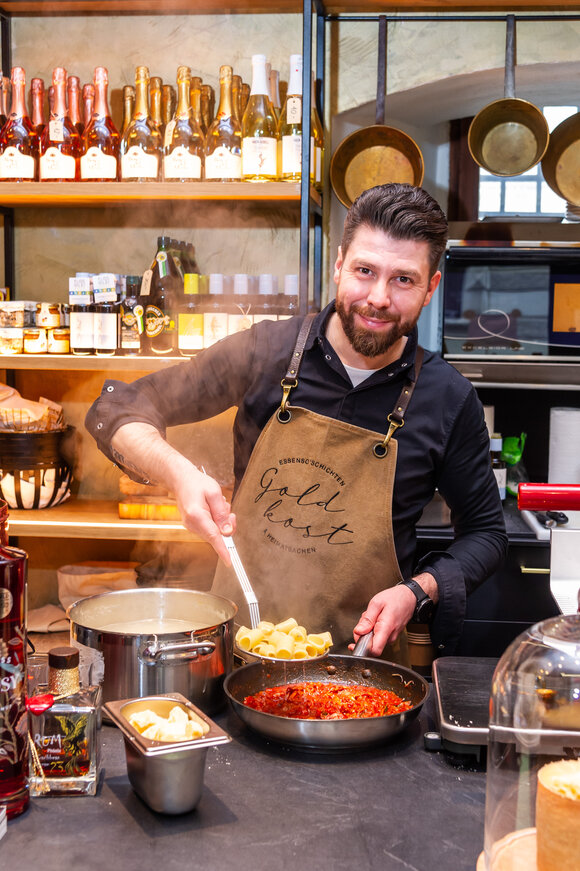 Ein Koch bereitet Pasta in der Goldkost-Küche in Graz zu. | © Paul Stajan