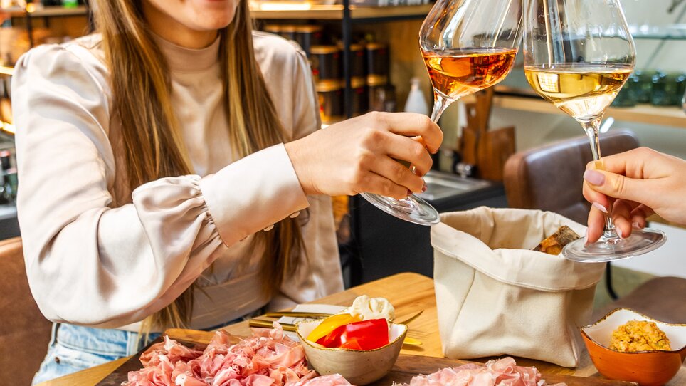 Junge Frau genießt einen Tag mit Freunden und Delikatessen in Graz. | © Paul Stajan