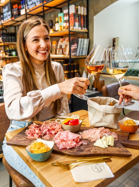Young woman enjoys a day with friends and delicacies in Graz. | © Paul Stajan