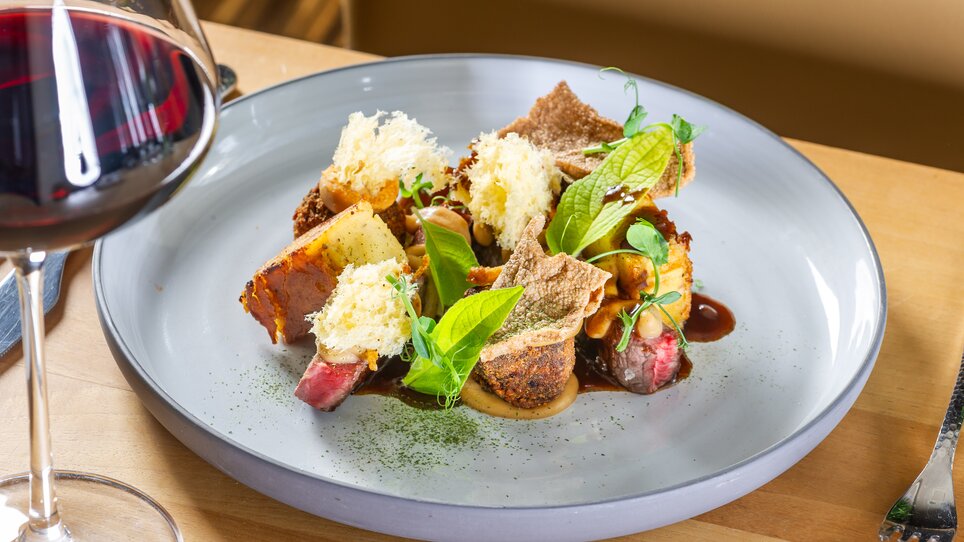 Gourmetessen mit Rotwein in einem modernen Ambiente. | © Restaurant Schlossberg