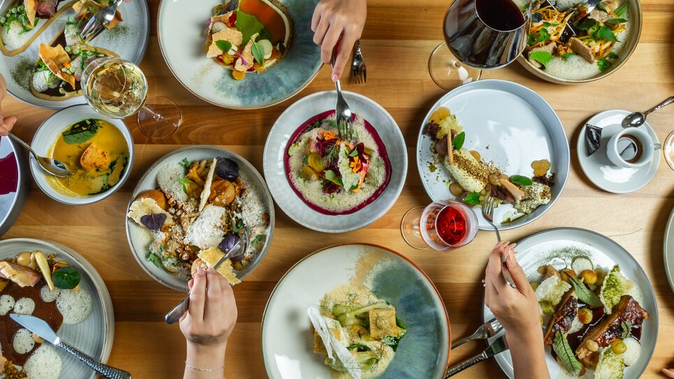 Vielfältige Gerichte auf eleganten Tellern in einem Restaurant. | © Paul Stajan