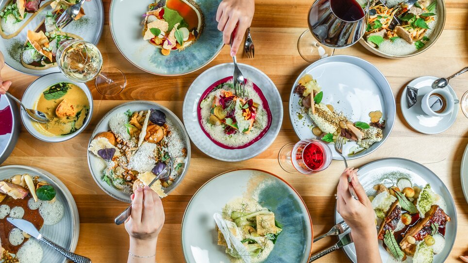 Luxurious dishes and drinks in an elegant restaurant setting. | © Paul Stajan (1)