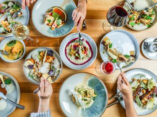 Köstliche Speisen und Getränke in einem eleganten Restaurant-Setting. | © Paul Stajan (1)