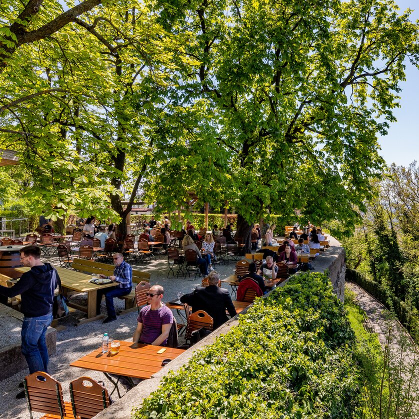Veduta della birreria all'aperto sullo Schlossberg di Graz con una vista della città sullo sfondo. | © Werner Krug