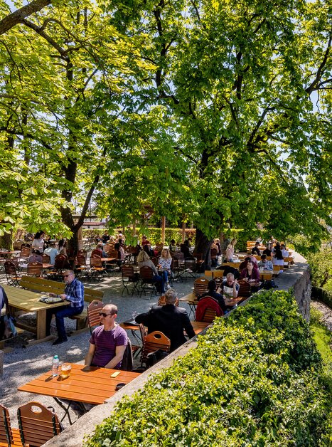 Veduta della birreria all'aperto sullo Schlossberg di Graz con una vista della città sullo sfondo. | © Werner Krug