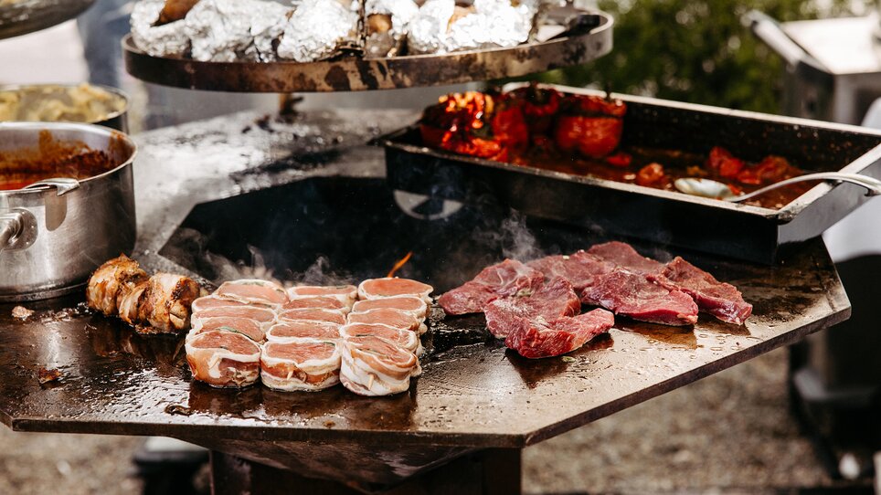 Grilled meat and various dishes on a grill. | © Benjamin Gasser
