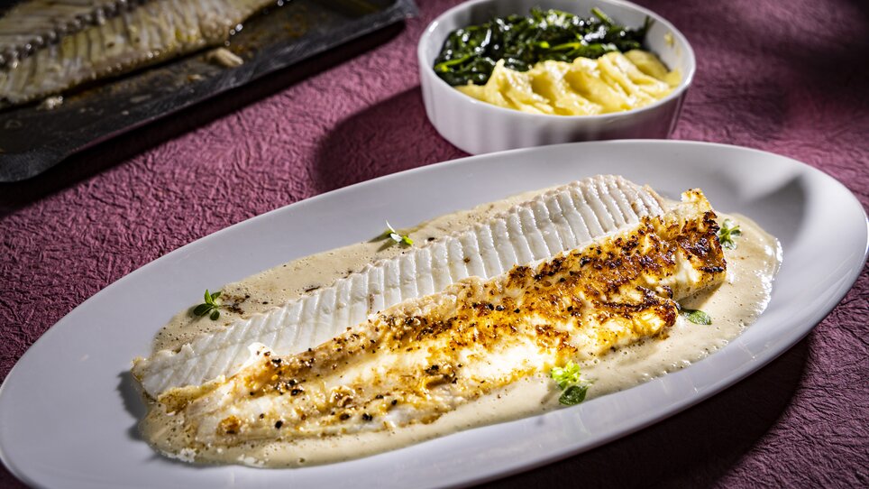 Gegrillte Seezunge mit Spinat in cremiger Sauce.