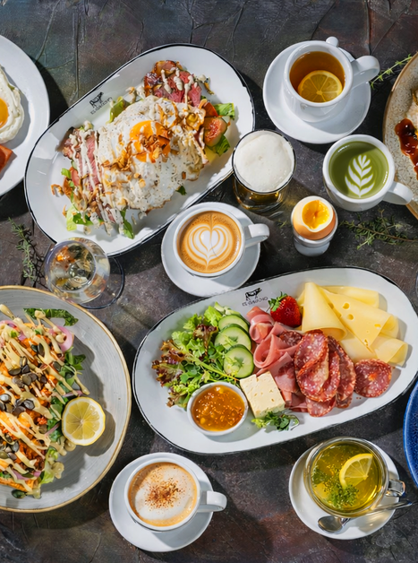 Un assortimento di diversi piatti e bevande per colazione. | © Streets by El Gaucho
