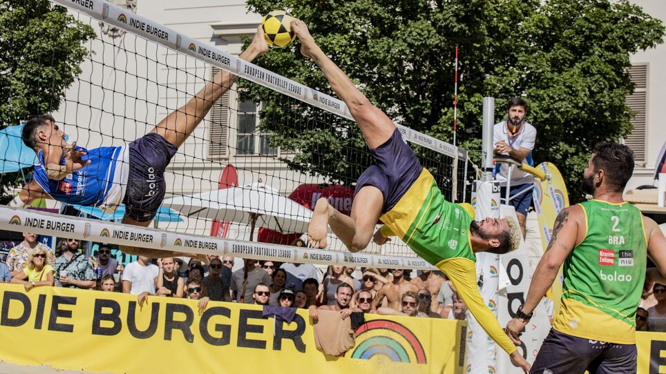 Due giocatori in una giocata spettacolosa durante il foot volley. | © Carina Müller