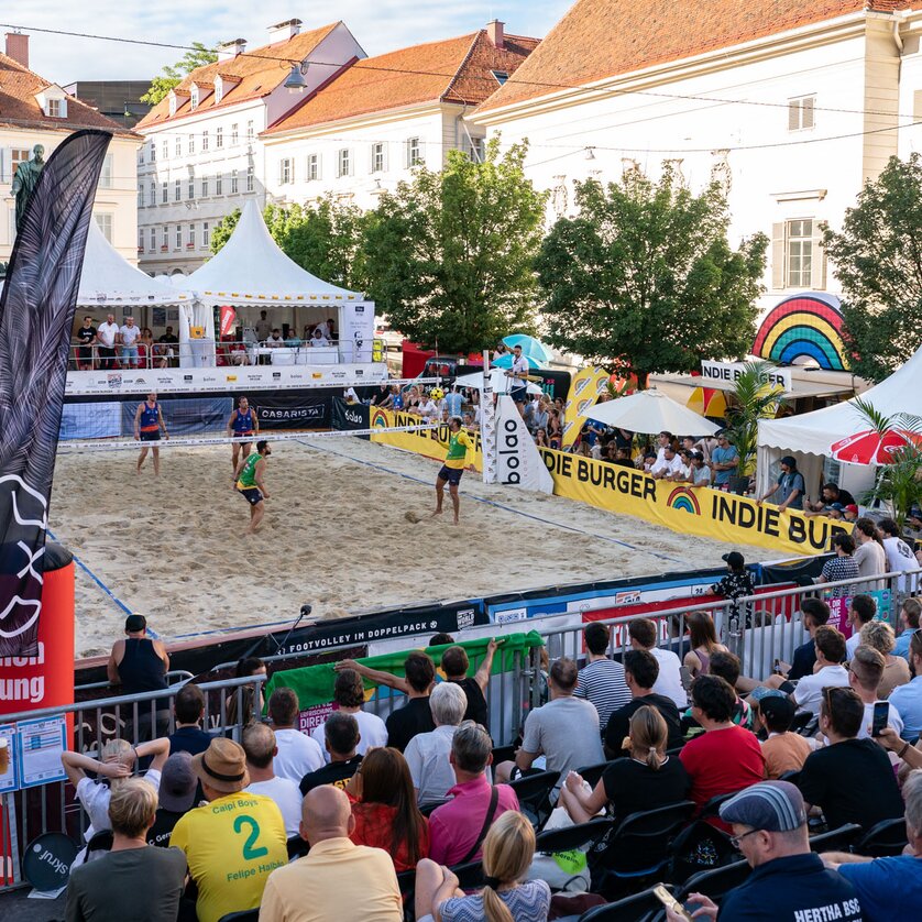 Partita di footvolley con il pubblico a Graz, circondata da bancarelle e tendoni. | © Mathias Kniepeiss