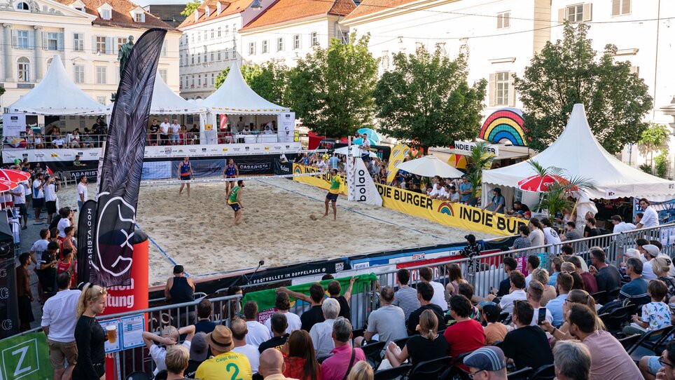 Partita di footvolley con il pubblico a Graz, circondata da bancarelle e tendoni. | © Mathias Kniepeiss