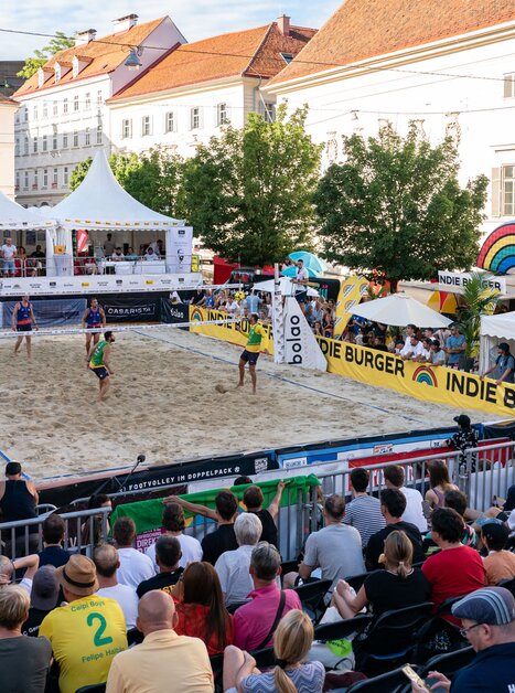 Partita di footvolley con il pubblico a Graz, circondata da bancarelle e tendoni. | © Mathias Kniepeiss