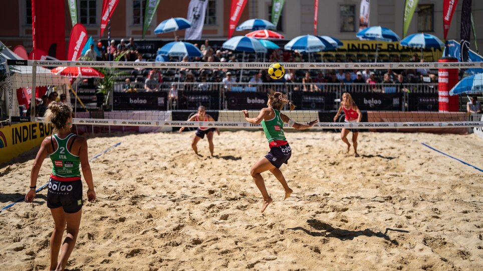 Due squadre giocano a footvolley sulla sabbia sotto i raggi del sole a Graz. | © Mathias Kniepeiss