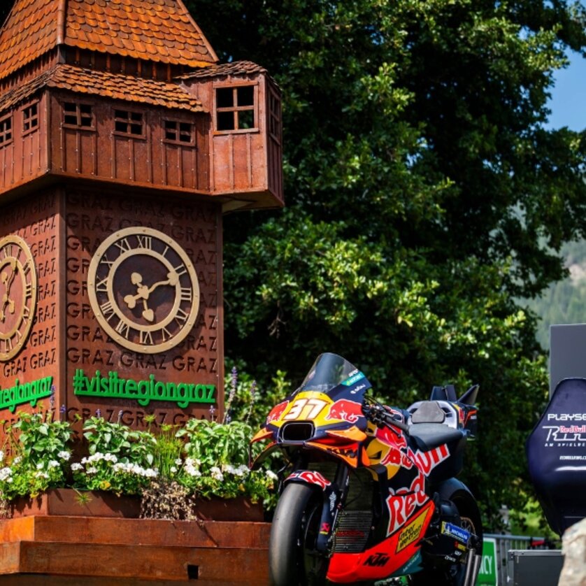 Ein Motorrad steht vor dem Grazer Uhrturm in Graz, Österreich. | © Michael Jurtin_Red Bull Ring