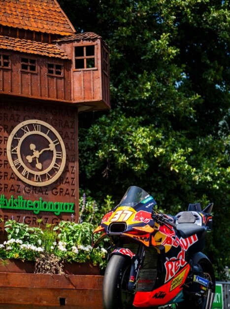 Ein Motorrad steht vor dem Grazer Uhrturm in Graz, Österreich. | © Michael Jurtin_Red Bull Ring