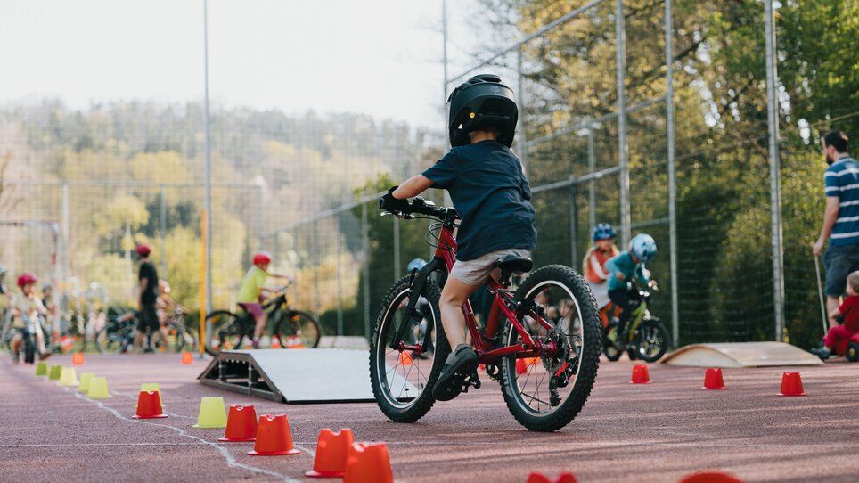 Kinder fahren auf einem Fahrradparcours mit Kegelmarkierungen. | © Johannes Bitter