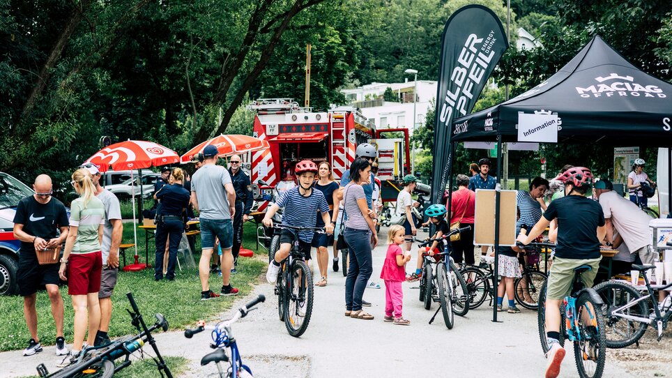 Menschen bei einem Bike-Event mit Ständen und Fahrrädern. | © JSV Rettenbach