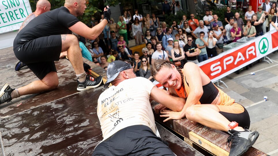 Atleti competono al Grazathlon per la vittoria. Eccitazione e gioia tra il pubblico. | © GEPA picturesCompanyCode