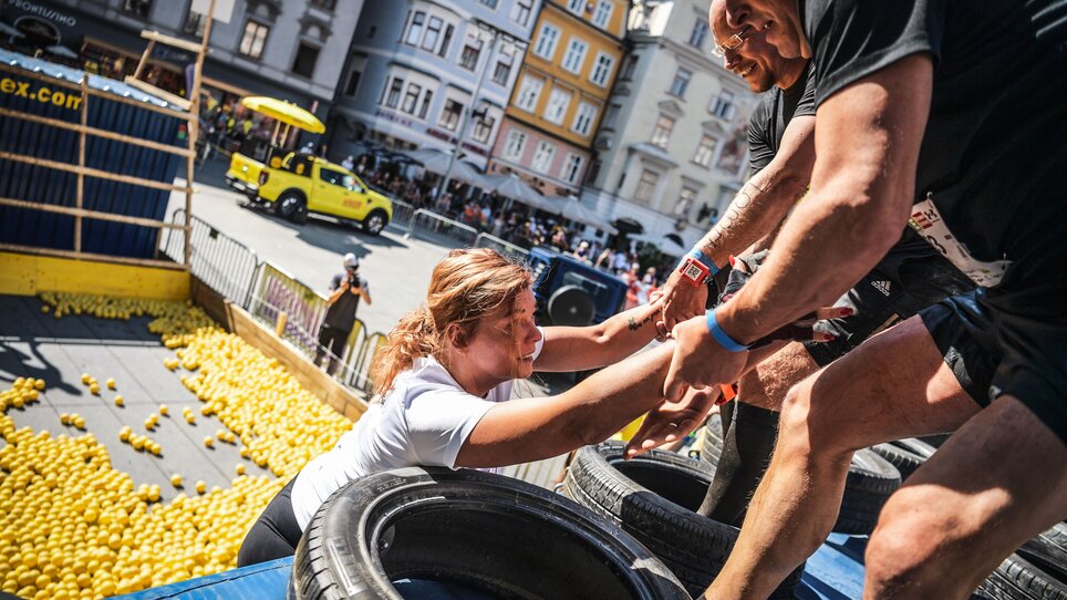 Partecipanti al GRAWE-Grazathlon che superano ostacoli a Graz. | © SportografCompanyCode