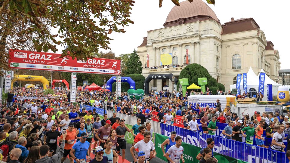 Participants of the Graz Marathon starting at the old opera house. | © GEPA