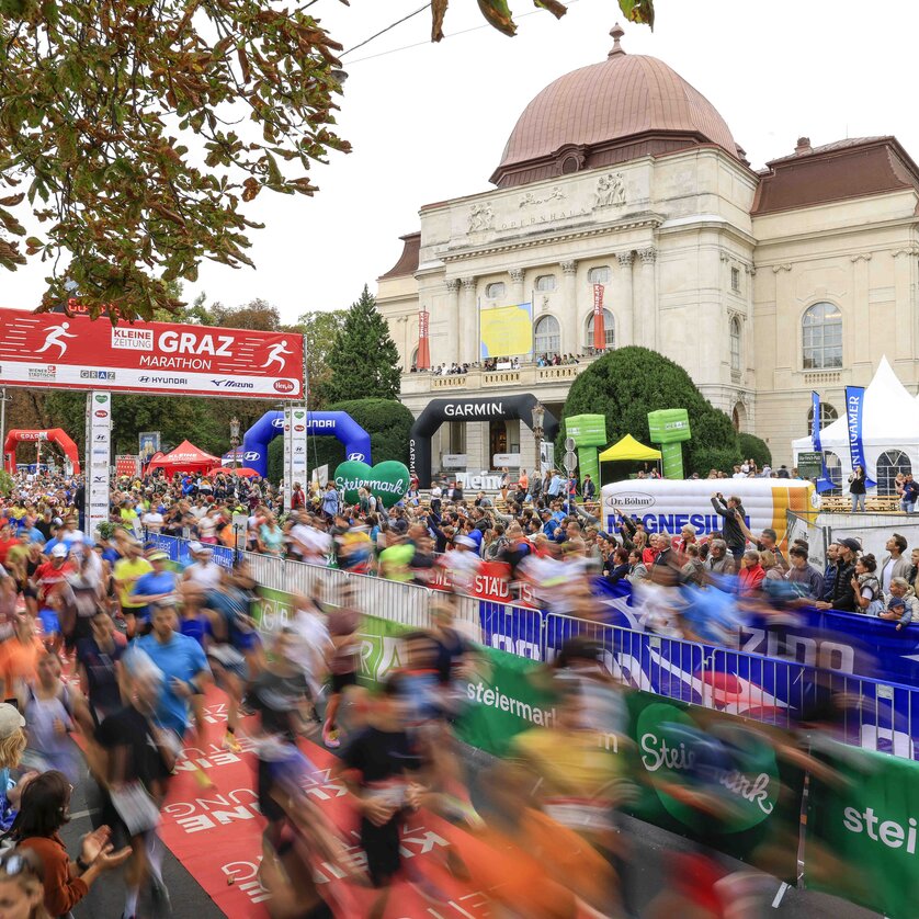 Busy scene at the Graz Marathon with participants and spectators. | © GEPA