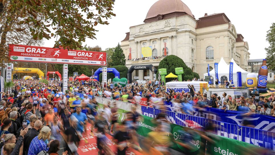 Busy scene at the Graz Marathon with participants and spectators. | © GEPA