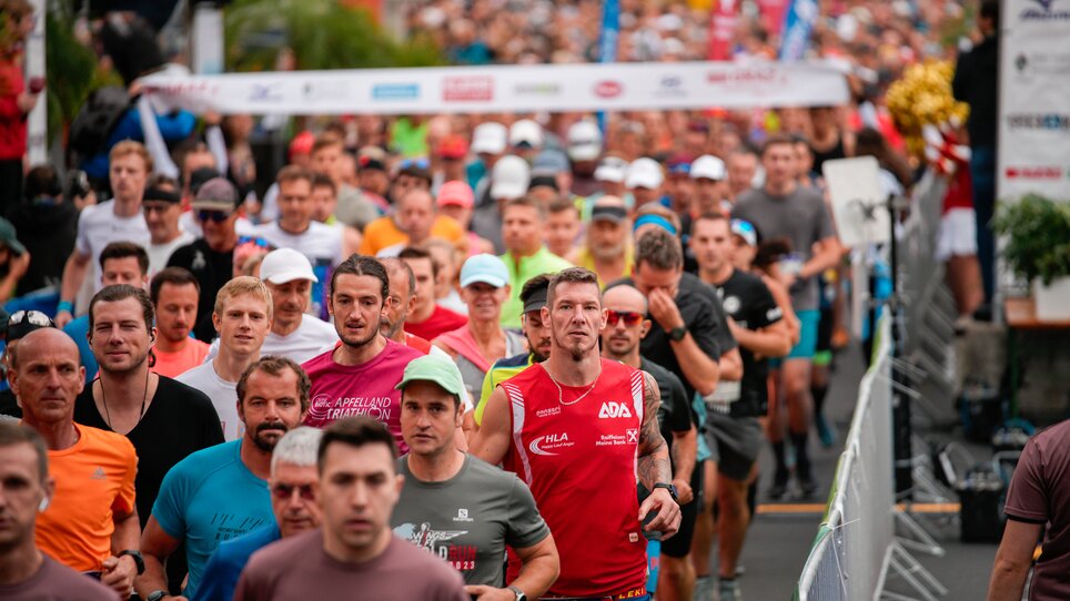 Participants gather at the starting line of a marathon. | © GEPA