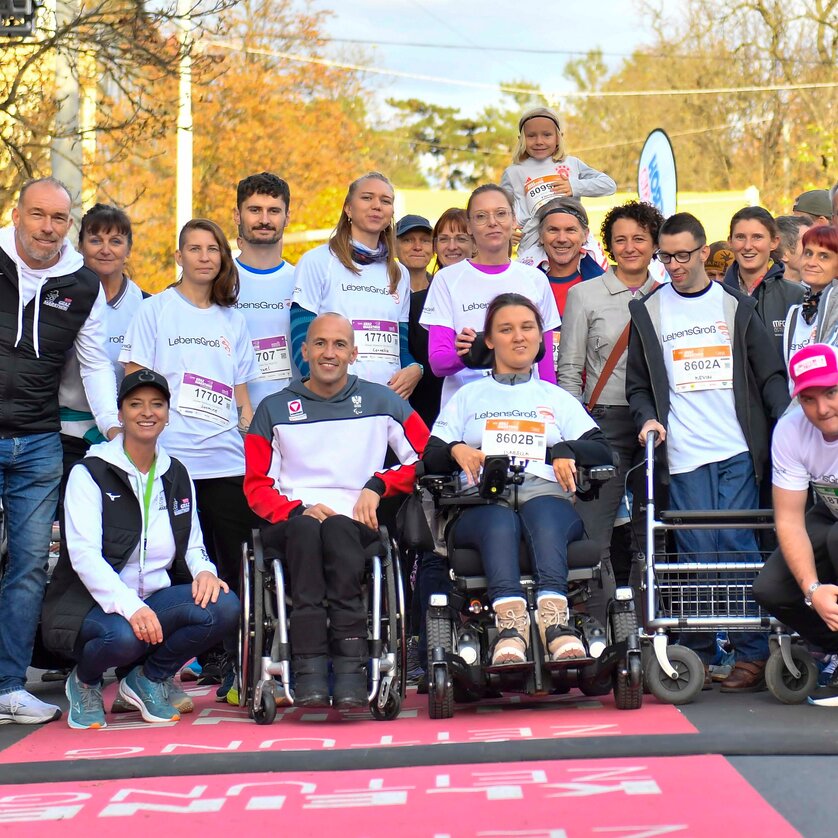 Gruppe von Menschen in Laufshirts, manche sitzen in Rollstühlen, vor dem Start des Graz Marathons. | © GEPA
